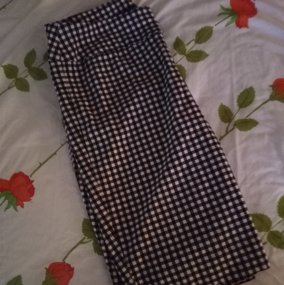 Checker board patterned Zac & Rachel Shorts - Picture 3 of 4